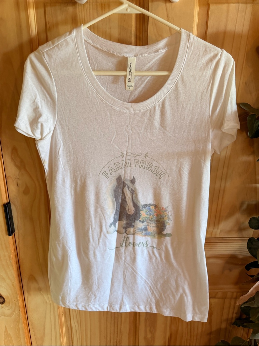 Gypsy Vanner  White Short Sleeve Tee with Farm Fresh Horse Floral Graphic nwot